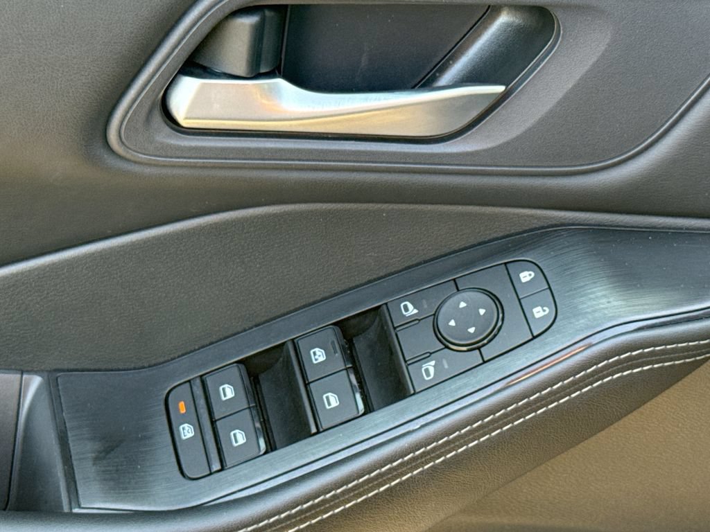 Used 2025 Nissan Rogue SV AWD/4WD image 15
