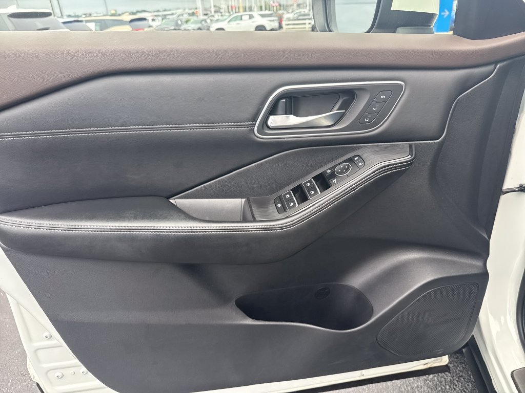 Used 2023 Nissan Rogue Platinum w/ Platinum Premium Package AWD/4WD image 22