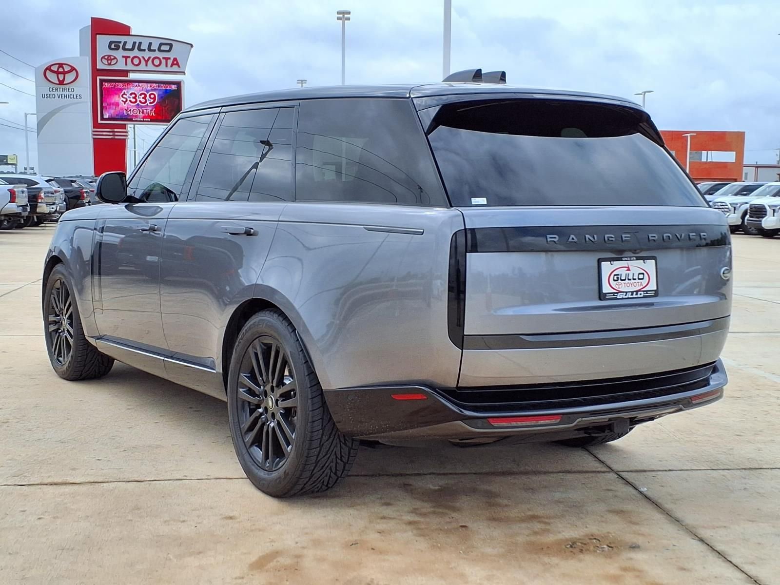 Used 2023 Land Rover Range Rover SE AWD/4WD image 2