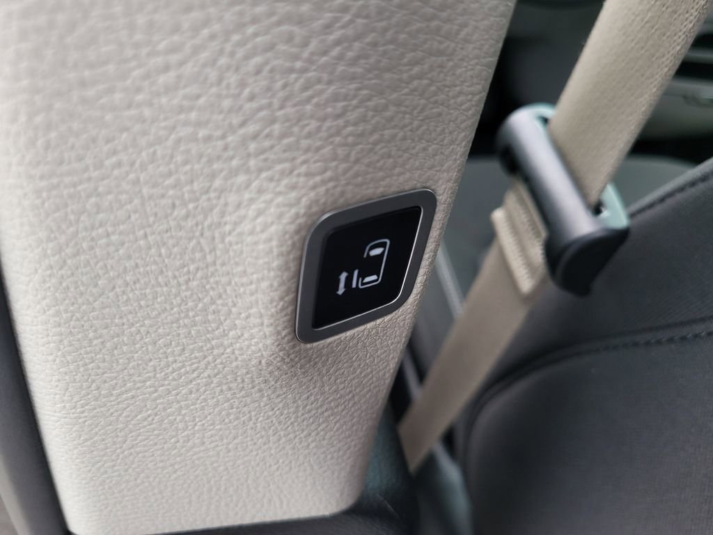 Used 2024 Chrysler Voyager LX image 10