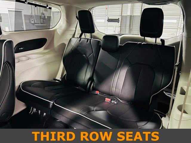 Used 2023 Chrysler Pacifica Limited image 12