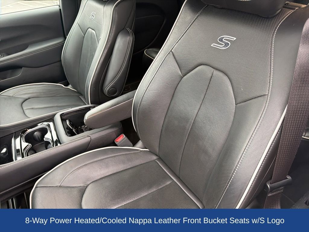 Used 2023 Chrysler Pacifica Limited w/ Uconnect Theater Family Group image 13