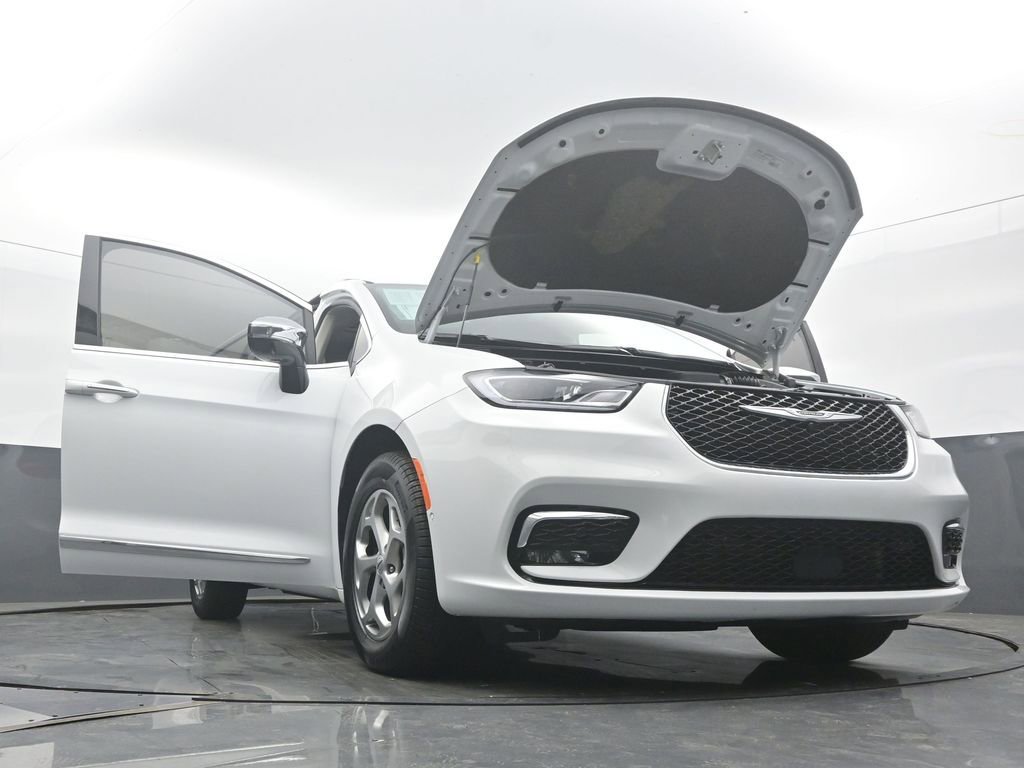 Used 2023 Chrysler Pacifica Limited AWD/4WD image 60