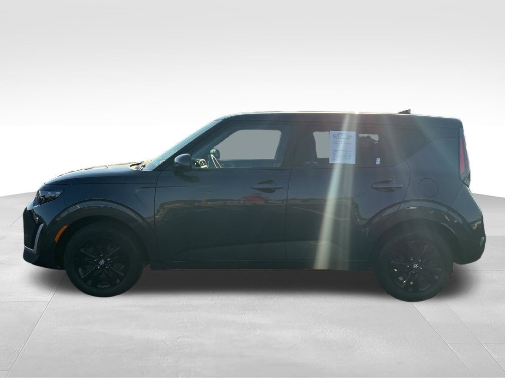 Used 2025 Kia Soul LX FWD image 3