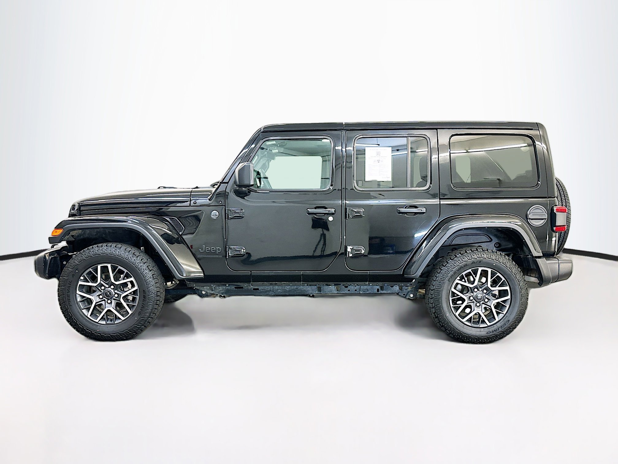 Used 2025 Jeep Wrangler Unlimited Sahara AWD/4WD image 4