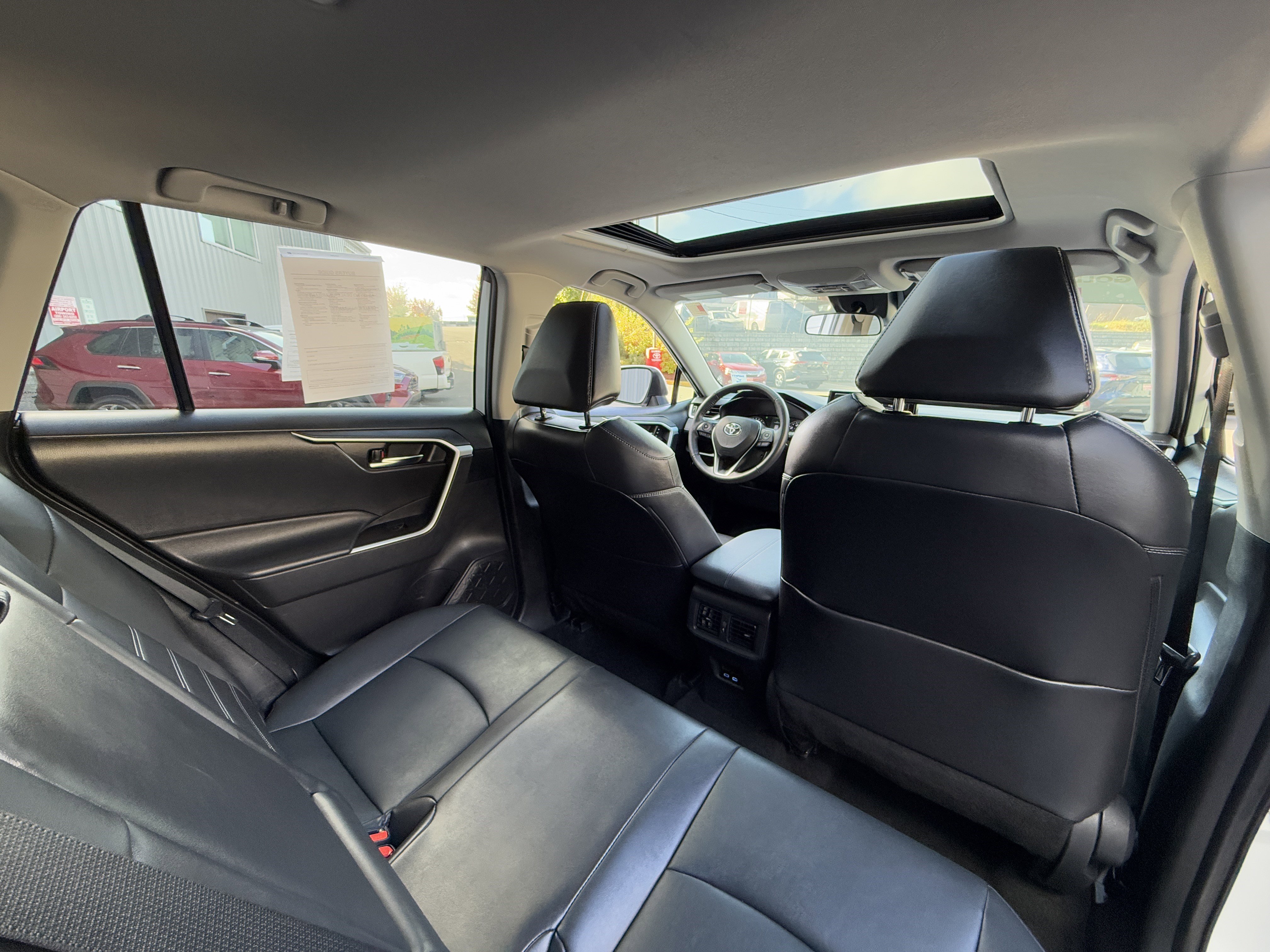 Used 2022 Toyota RAV4 XLE Premium image 28
