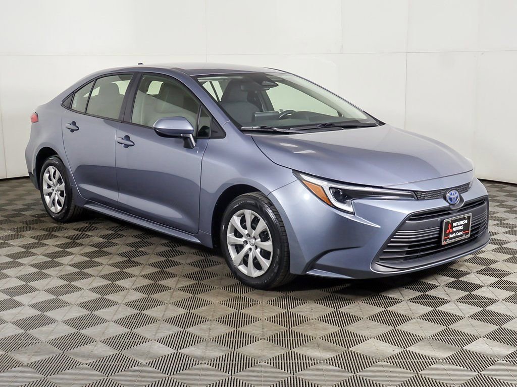 Used 2023 Toyota Corolla LE image 2
