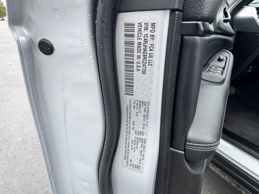 Used 2024 Jeep Grand Cherokee Altitude image 29