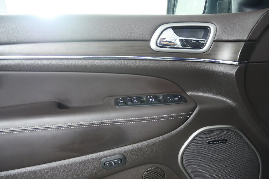 Used 2018 Jeep Grand Cherokee Overland RWD image 9