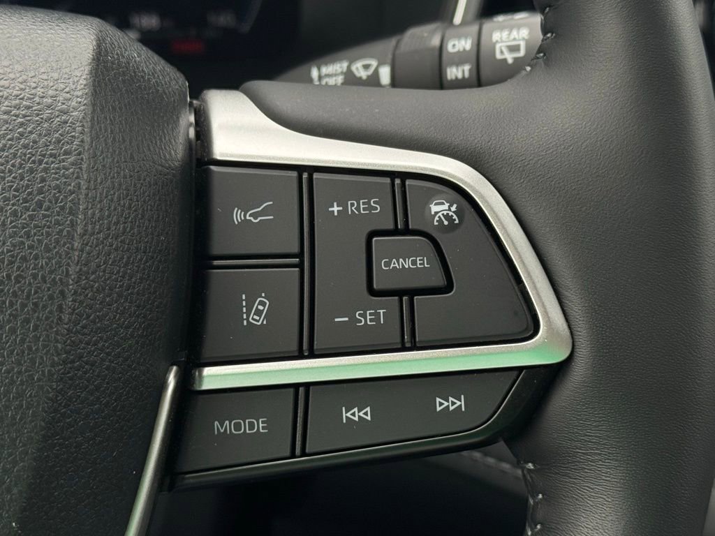 Used 2023 Toyota Highlander Limited FWD image 28