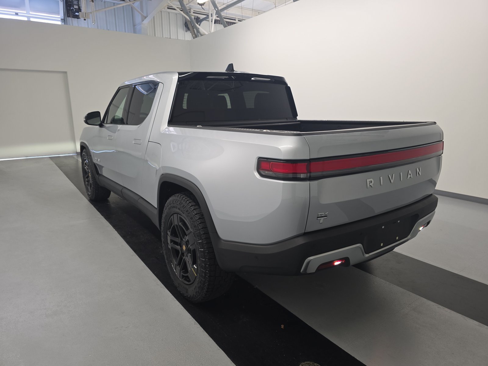 Used 2024 Rivian R1T Adventure Dual AWD/4WD image 3