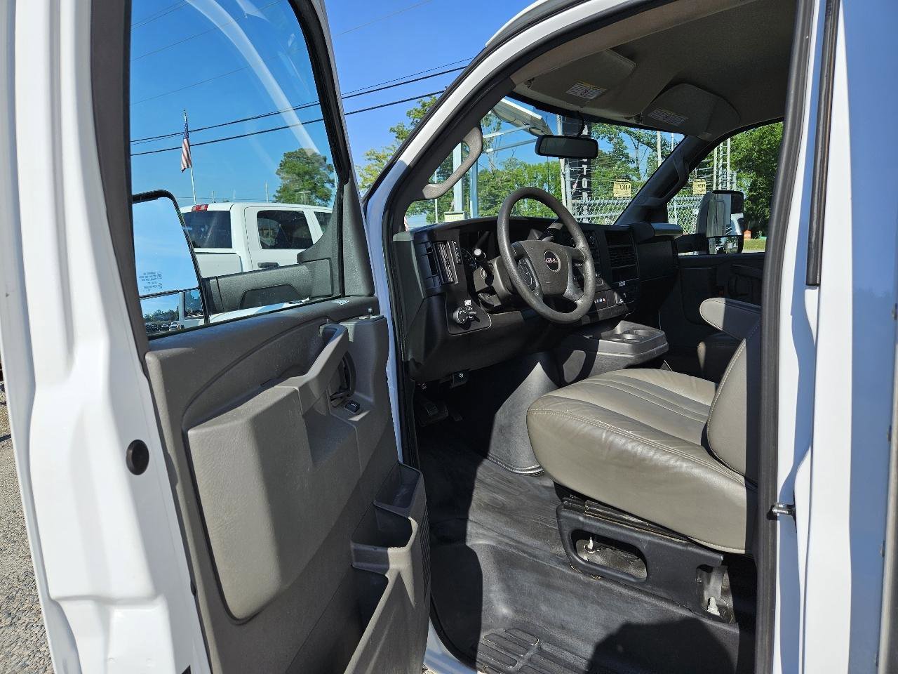 Used 2022 GMC Savana 3500 Extended w/ Power Convenience Package RWD image 39