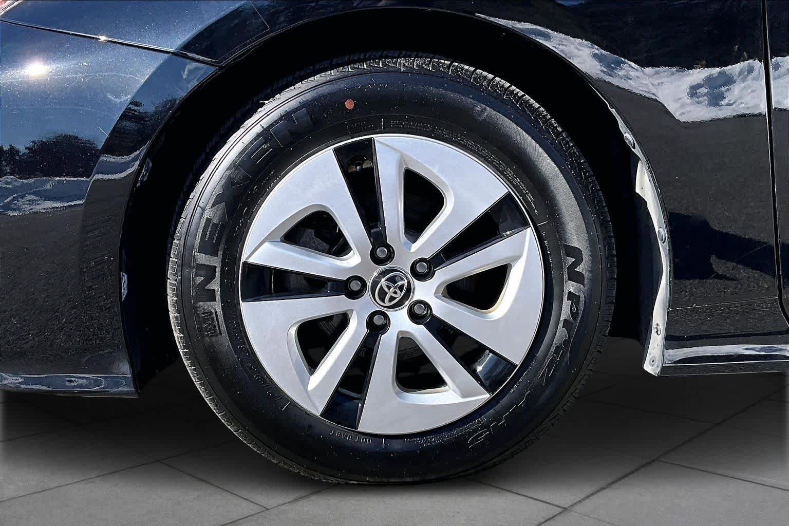 Used 2016 Toyota Prius Four image 12