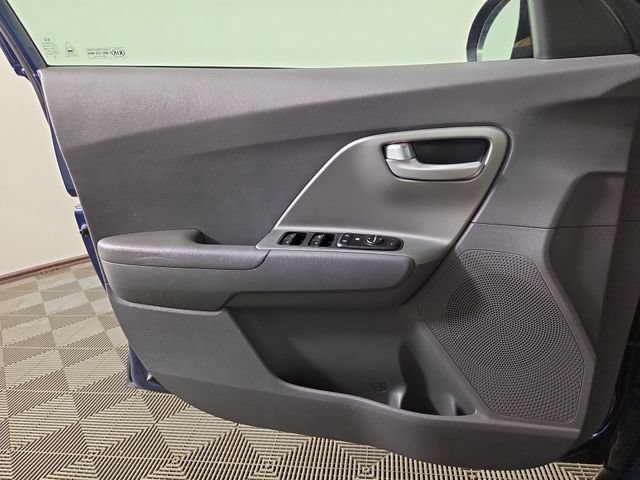 Used 2020 Kia Niro LX FWD image 29