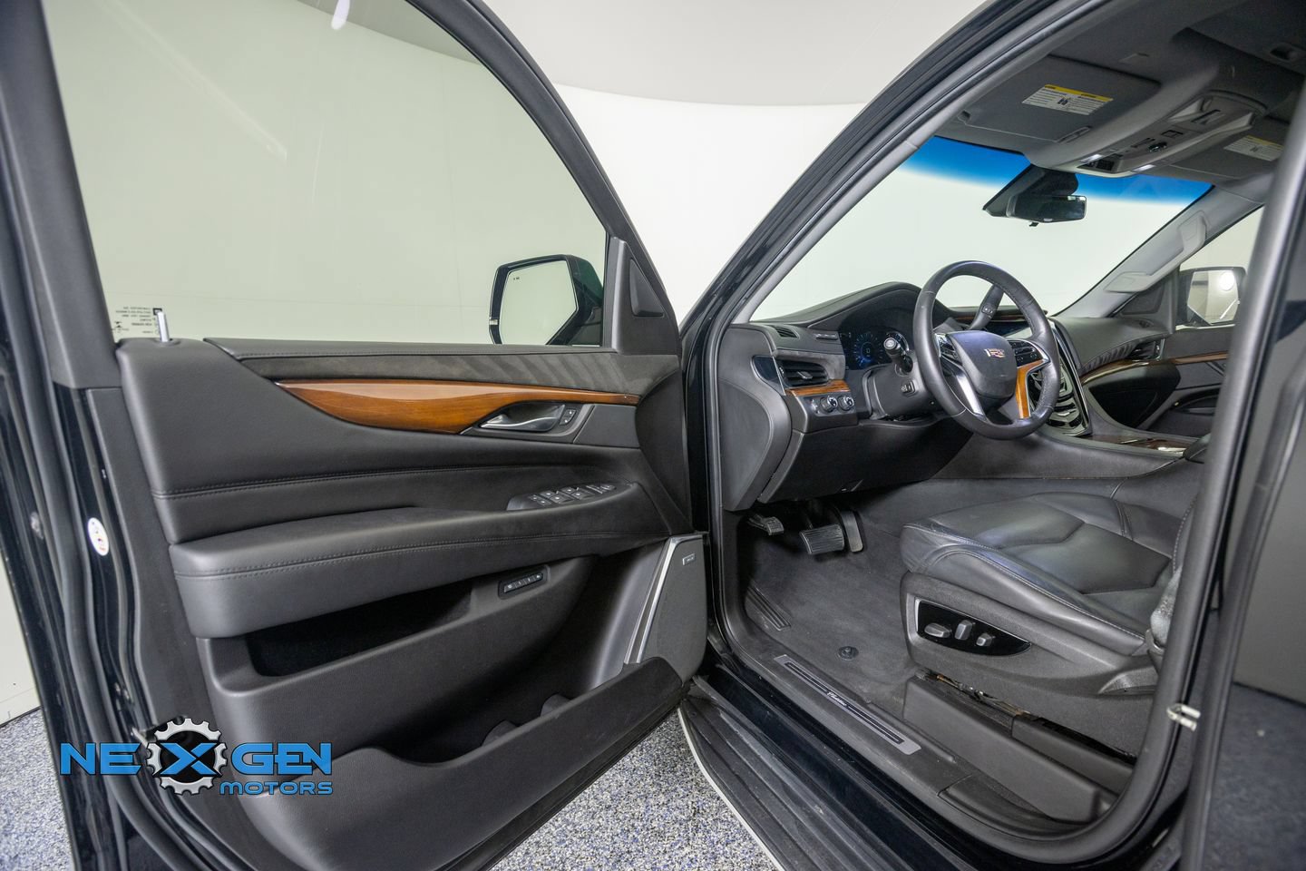 Used 2017 Cadillac Escalade Luxury AWD/4WD image 10
