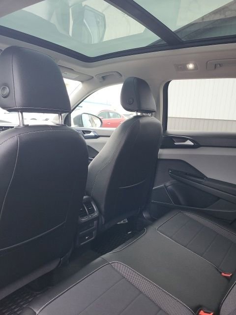 Used 2023 Volkswagen Taos SE w/ Panoramic Sunroof Package image 11