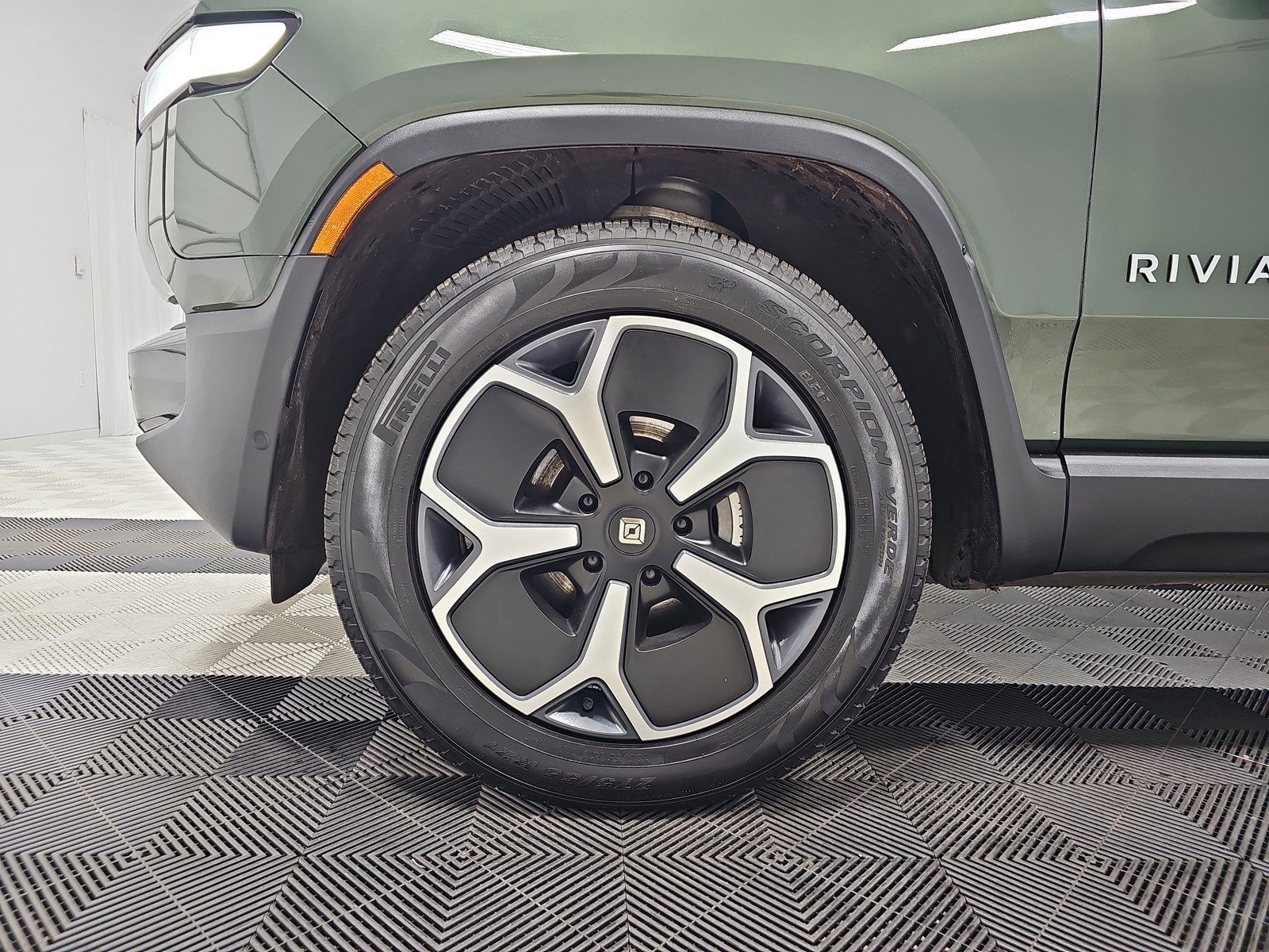 Used 2023 Rivian R1S Adventure image 9