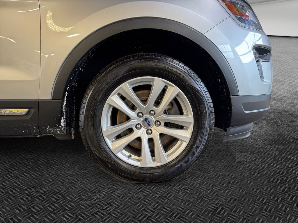 Used 2019 Ford Explorer XLT w/ Equipment Group 202A AWD/4WD image 11