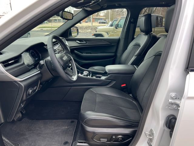 Used 2024 Jeep Grand Cherokee Altitude image 4