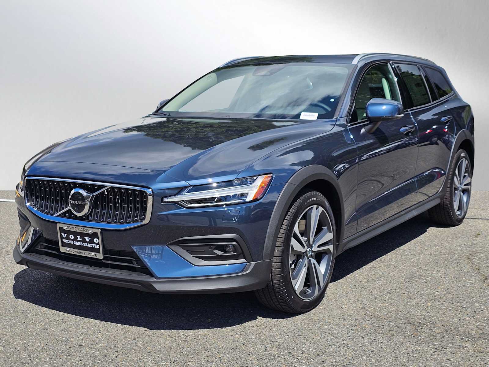 New 2026 Volvo V60 B5 Cross Country Plus w/ Protection Package Premier AWD/4WD image 7