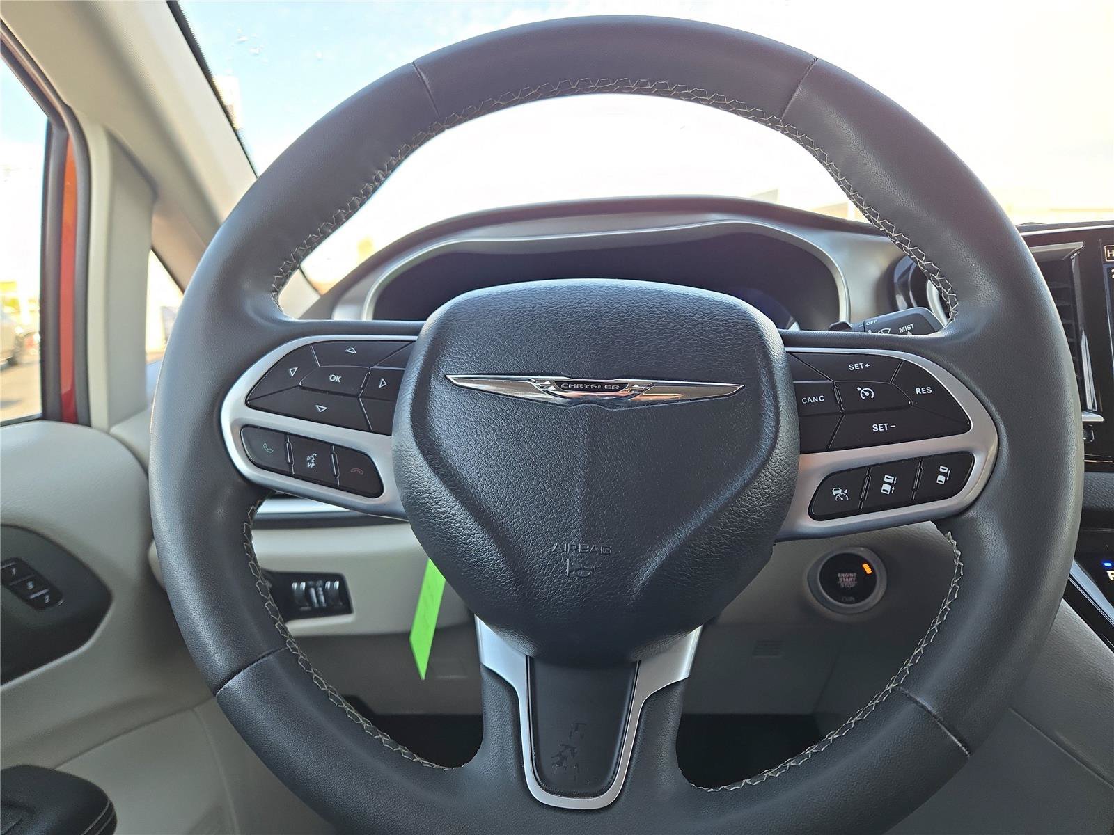 Used 2023 Chrysler Pacifica Touring-L FWD image 11