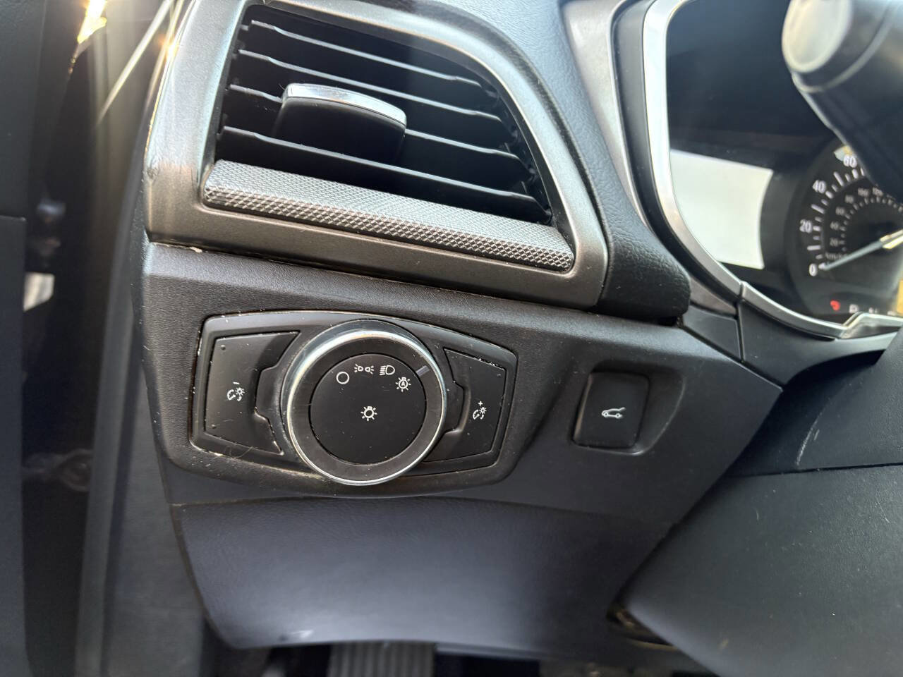Used 2017 Ford Fusion SE w/ Fusion SE Technology Package FWD image 29