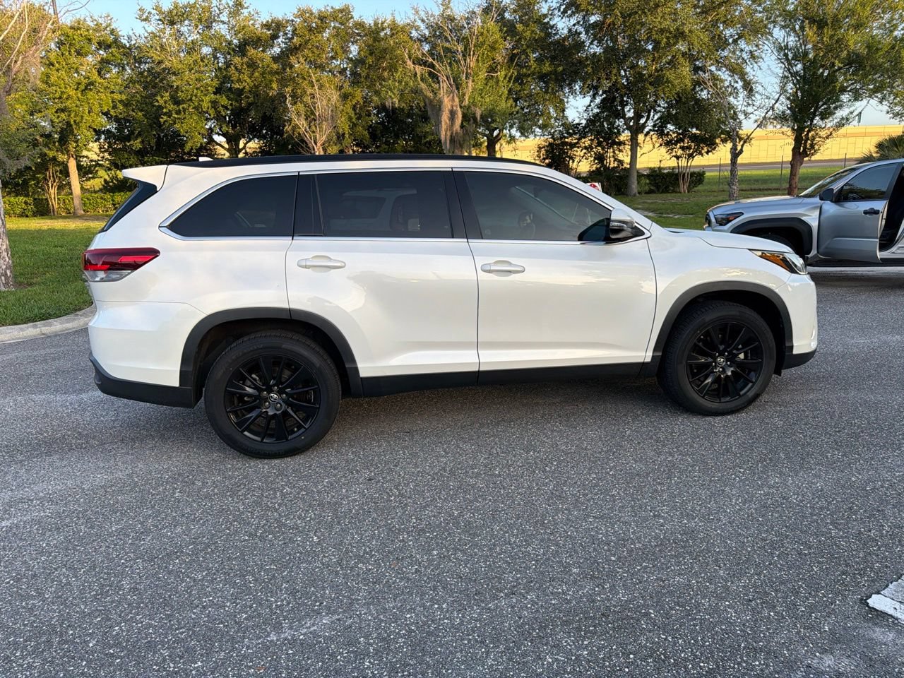 Used 2019 Toyota Highlander SE FWD image 4