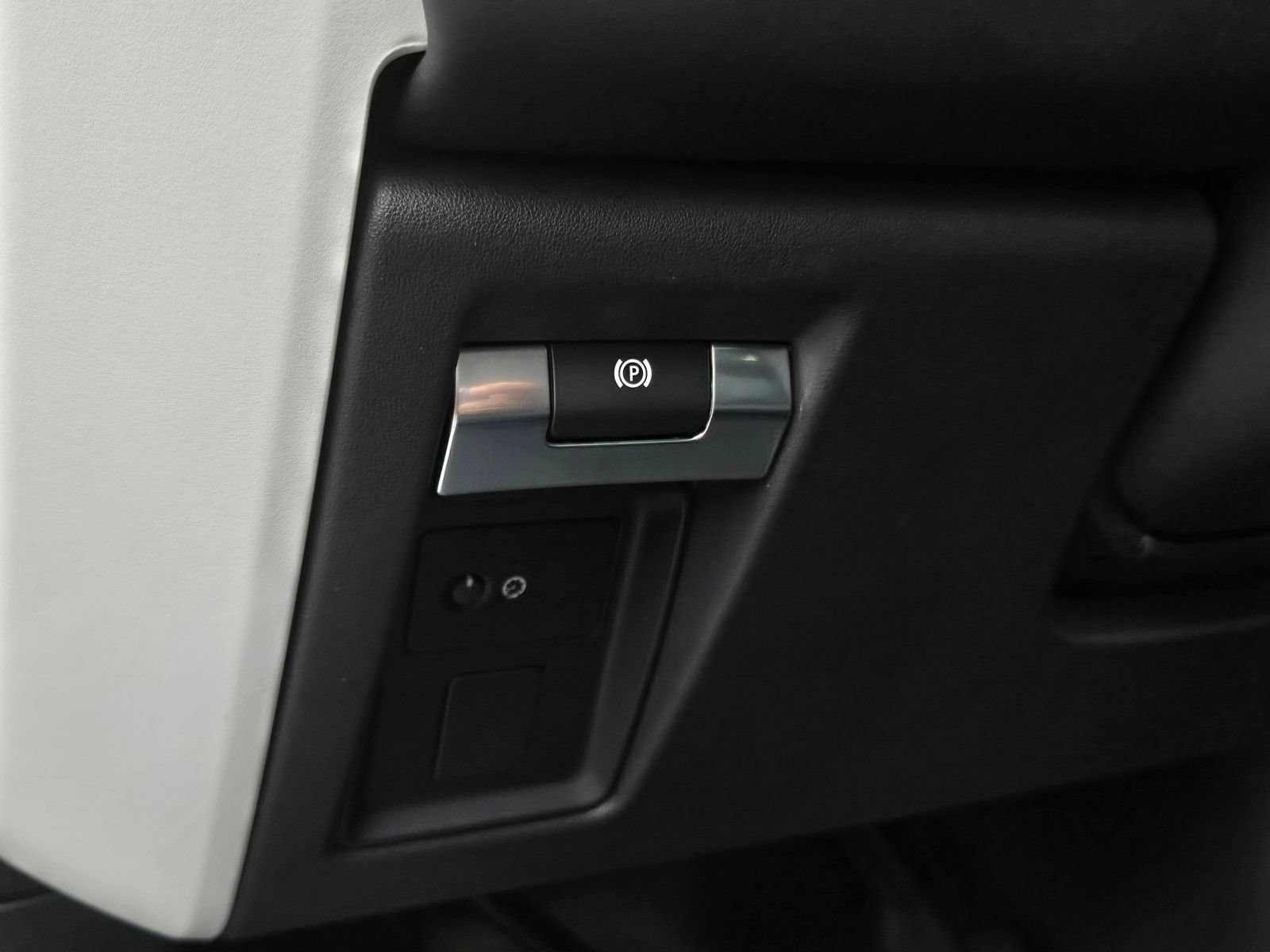 Used 2025 Land Rover Defender 110 S AWD/4WD image 18