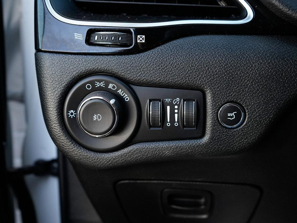 Used 2023 Jeep Cherokee Altitude Lux image 17