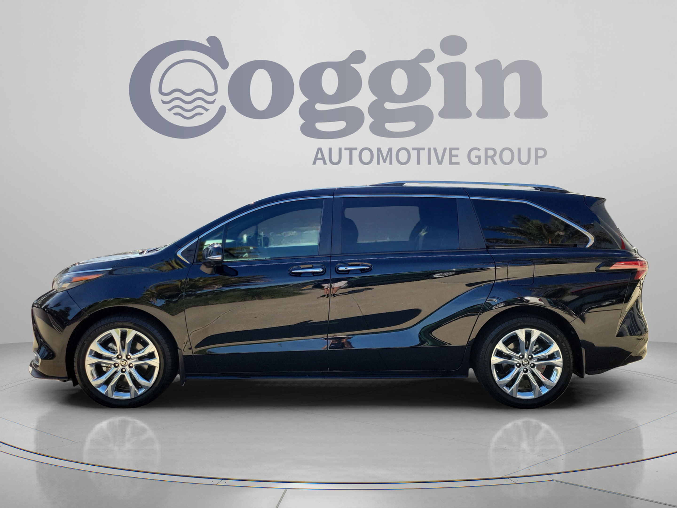 Certified 2024 Toyota Sienna Platinum FWD image 2