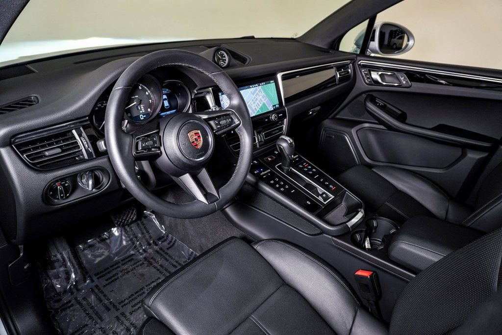 Certified 2025 Porsche Macan image 4