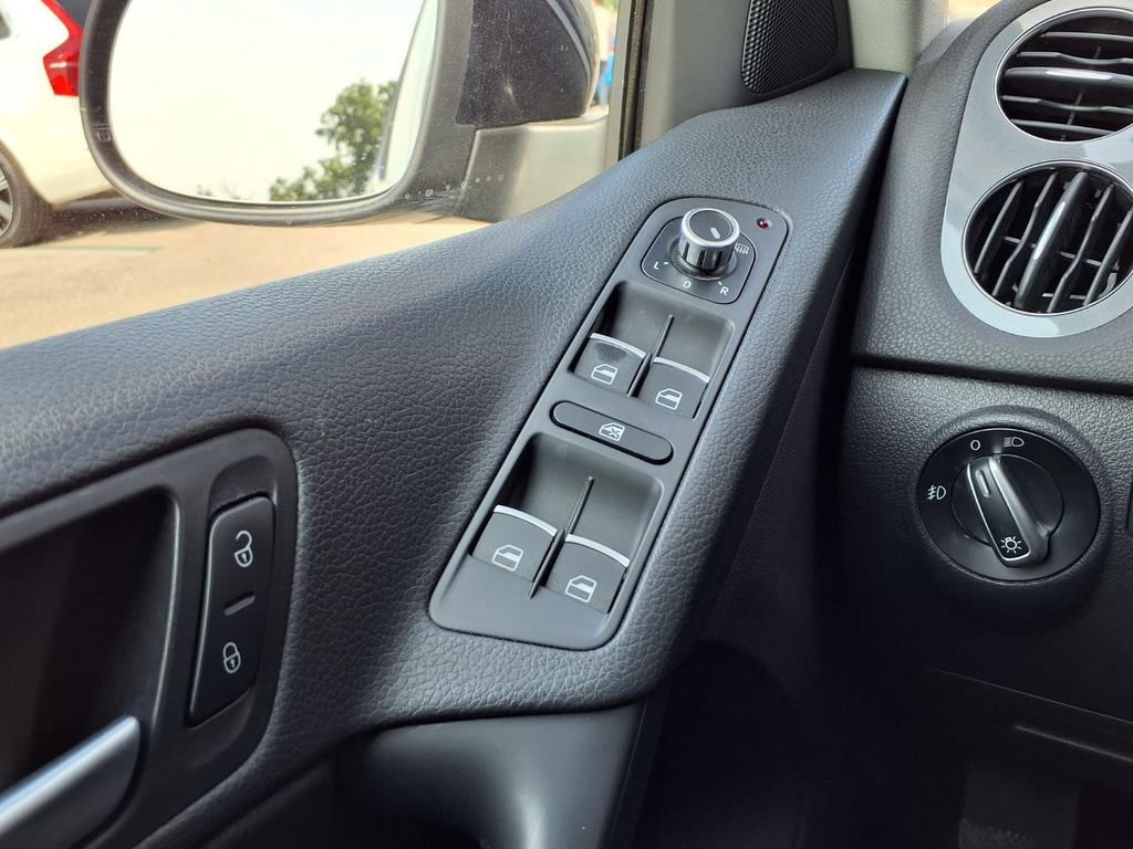 Used 2013 Volkswagen Tiguan S FWD image 23