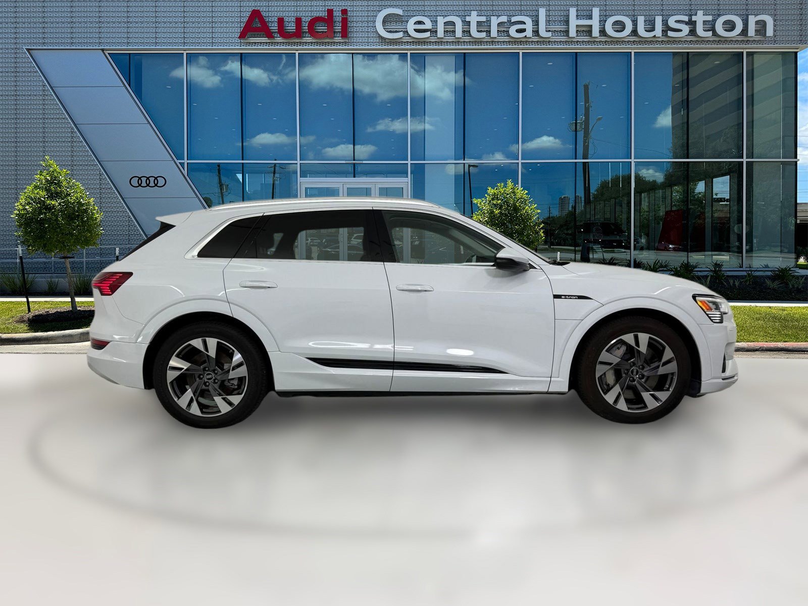 Used 2022 Audi e-tron Premium w/ Interior Protection Package image 8