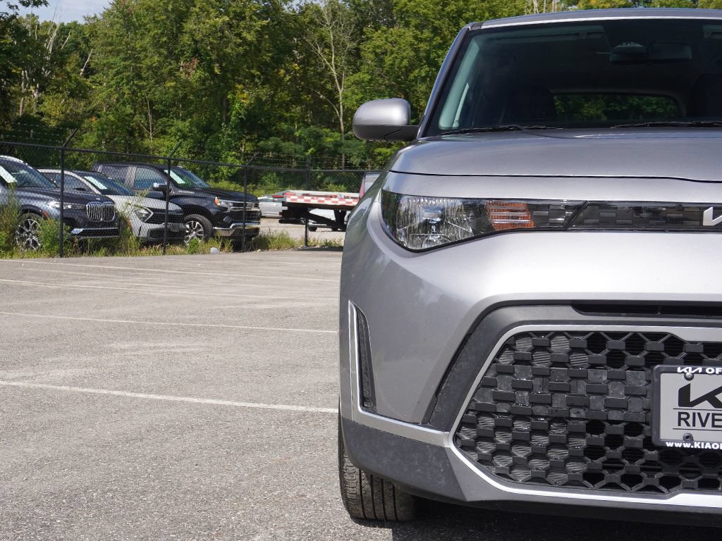 Used 2025 Kia Soul LX w/ LX Technology Package FWD image 12