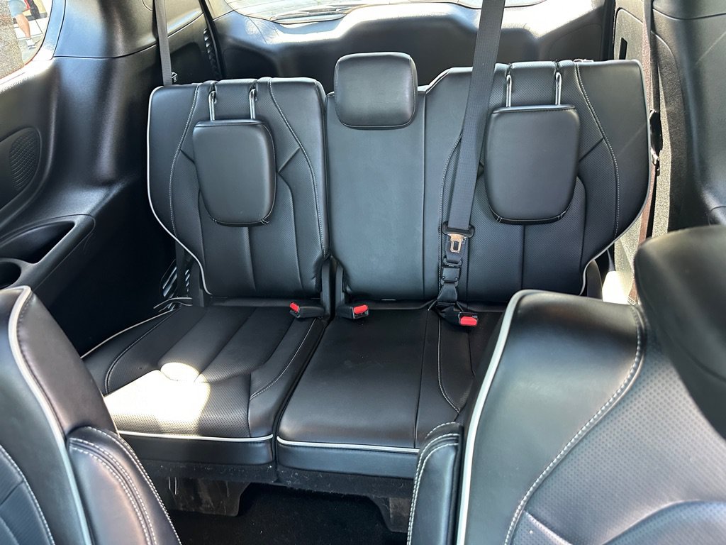 Used 2025 Chrysler Pacifica Limited FWD image 22