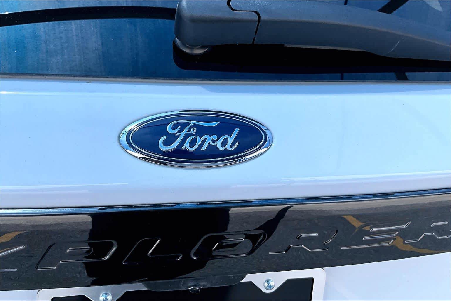 Used 2020 Ford Explorer XLT w/ Equipment Group 202A AWD/4WD image 31