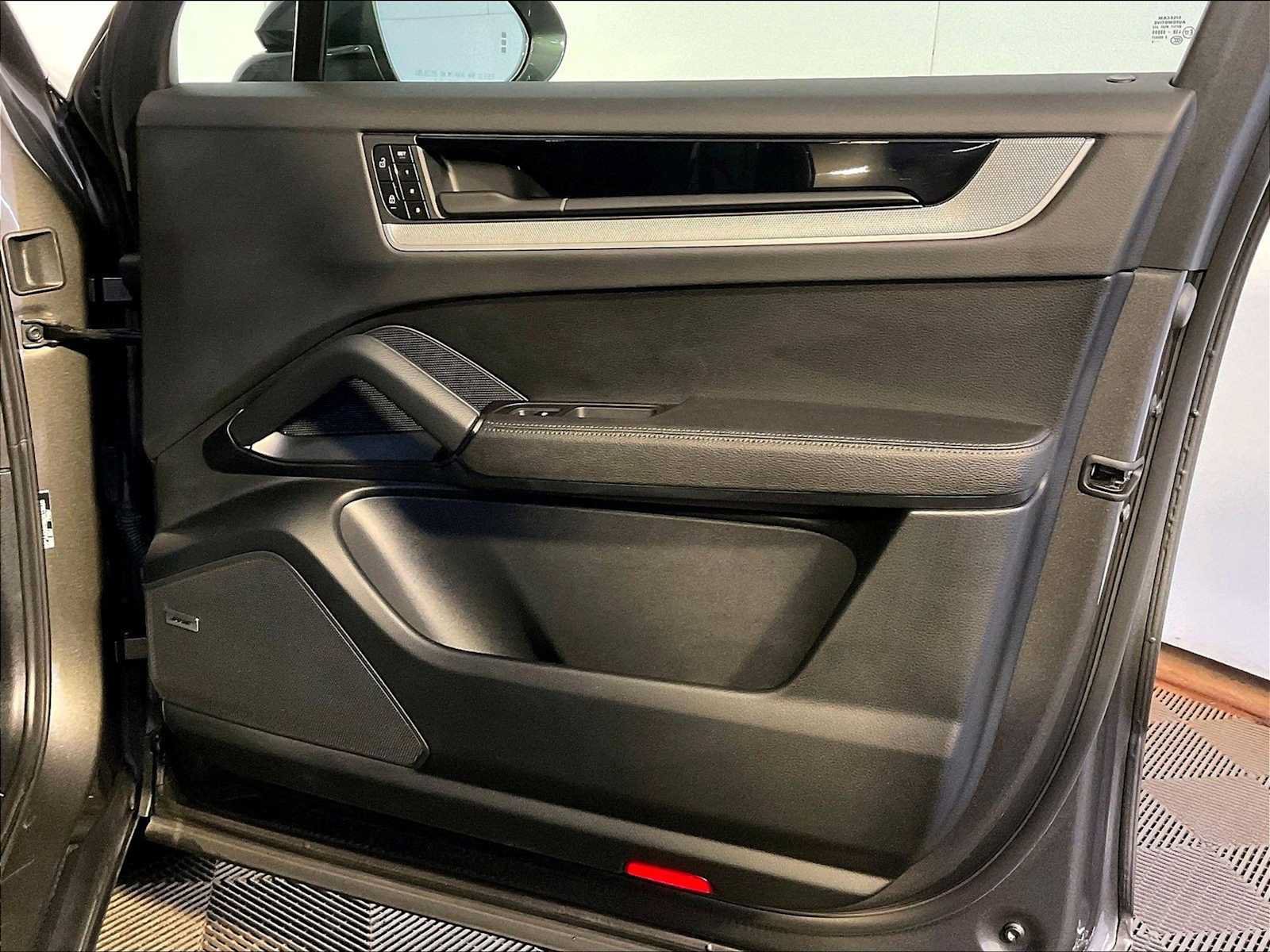 Certified 2024 Porsche Cayenne AWD/4WD image 26