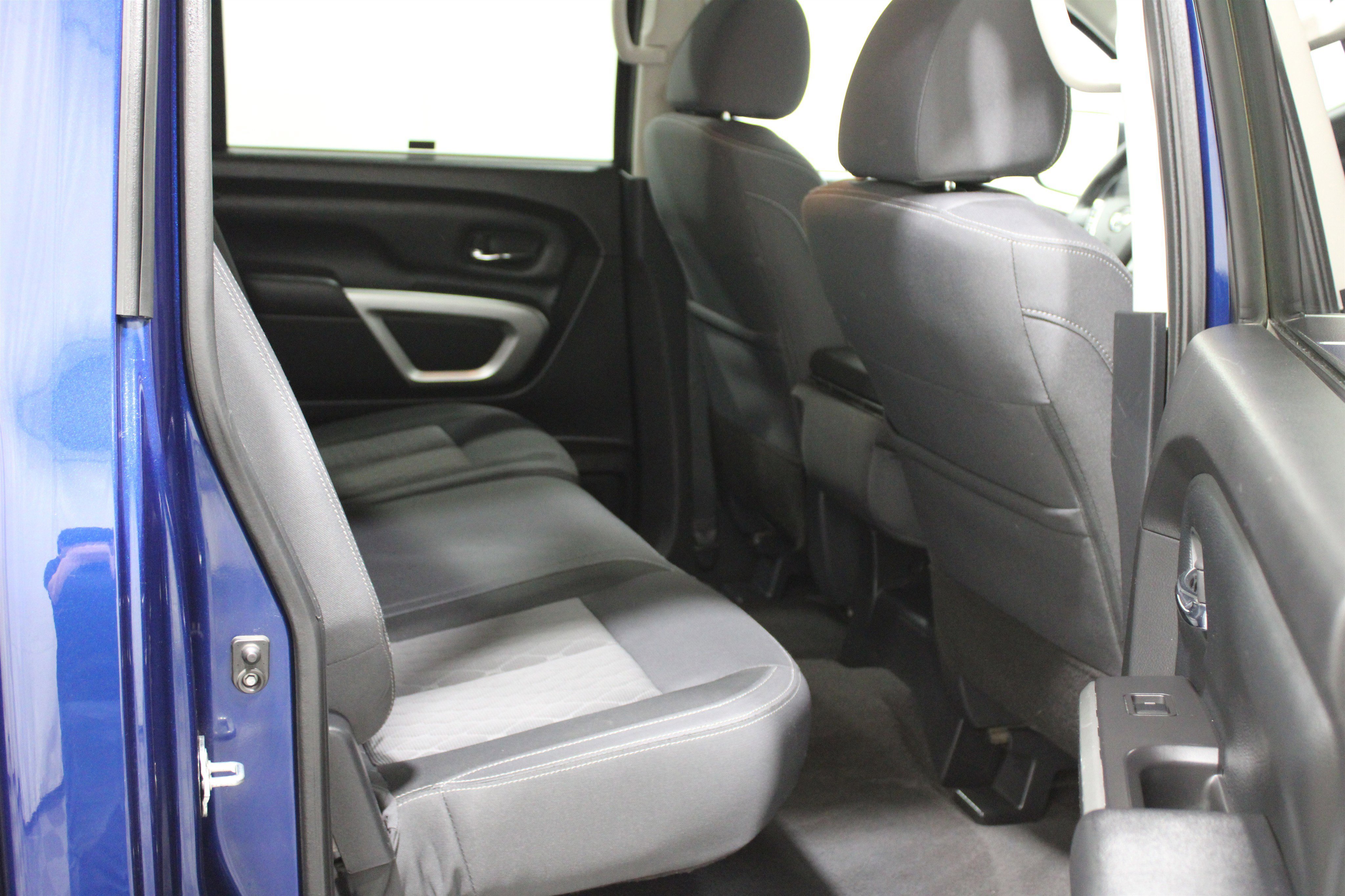 Used 2021 Nissan Titan SV image 25