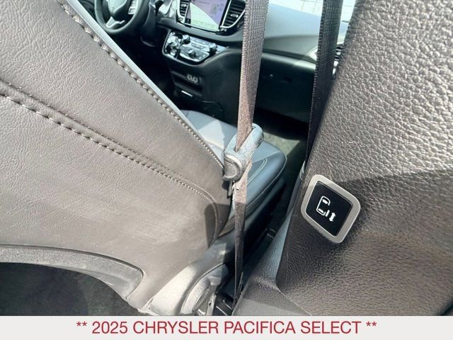 Certified 2025 Chrysler Pacifica Select image 15