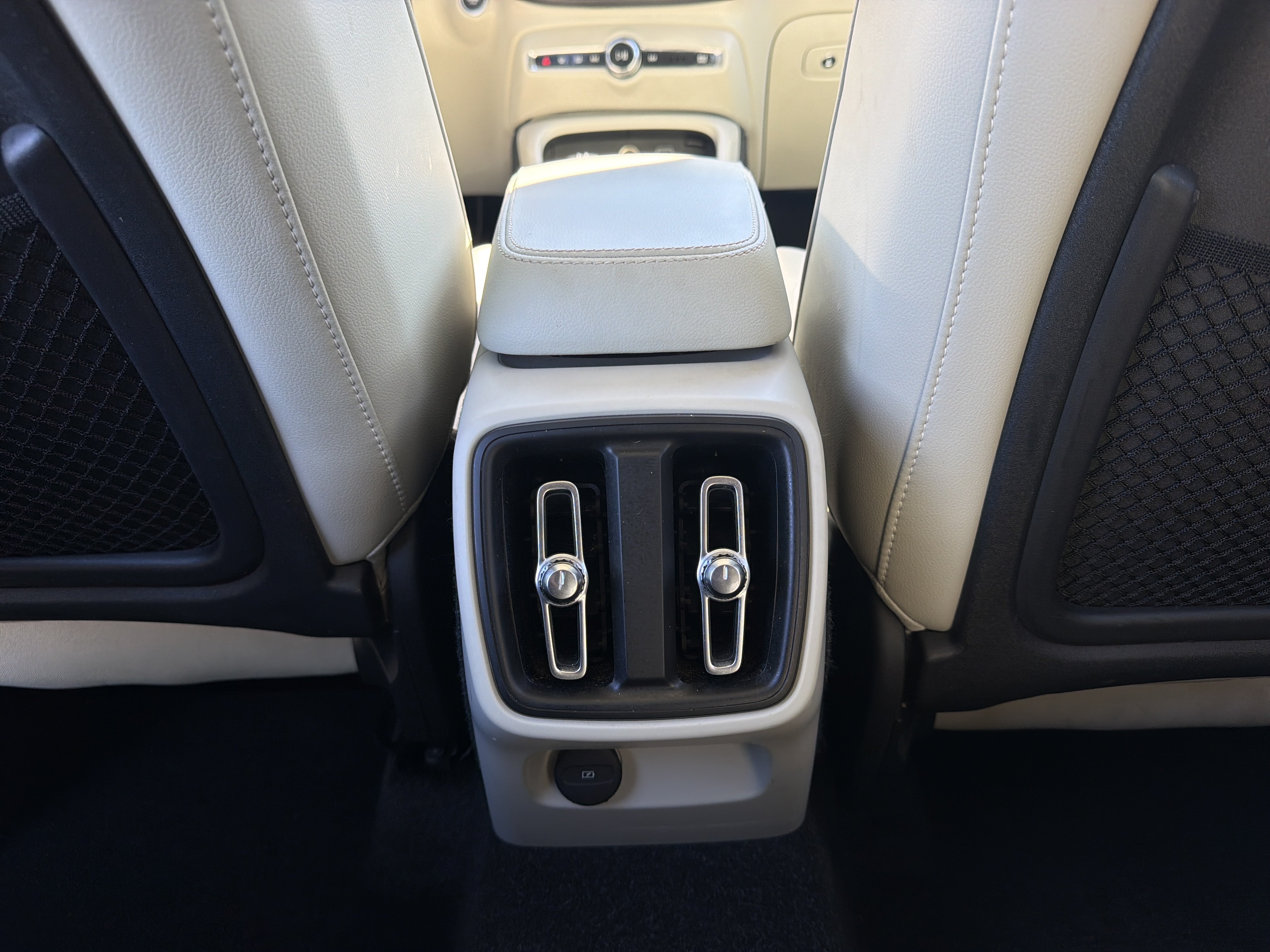 Used 2019 Volvo XC40 T4 Momentum FWD image 28