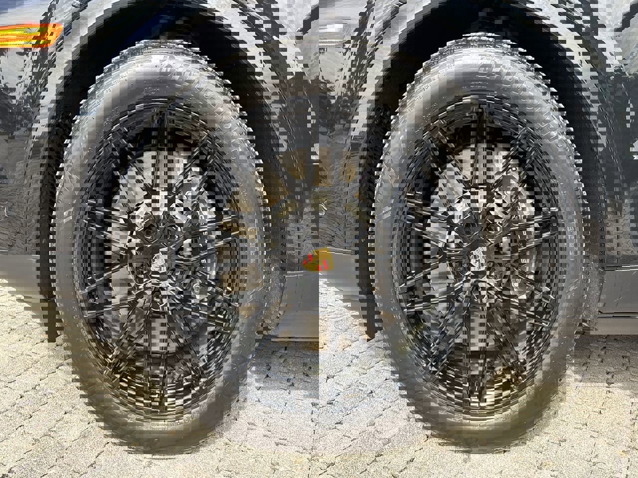 Used 2025 Porsche Cayenne E-Hybrid Coupe image 35