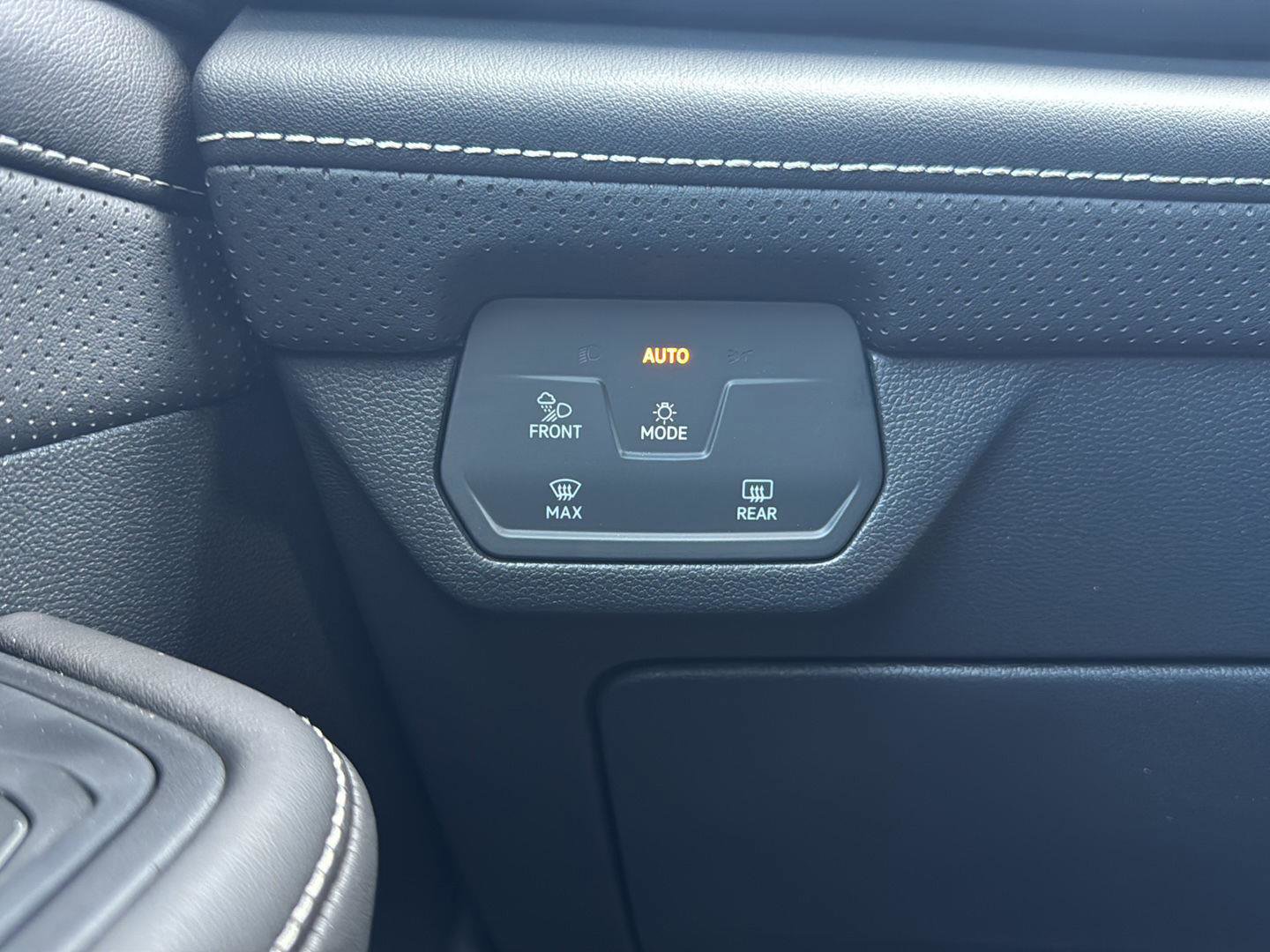 New 2026 Volkswagen Atlas Cross Sport SE image 22