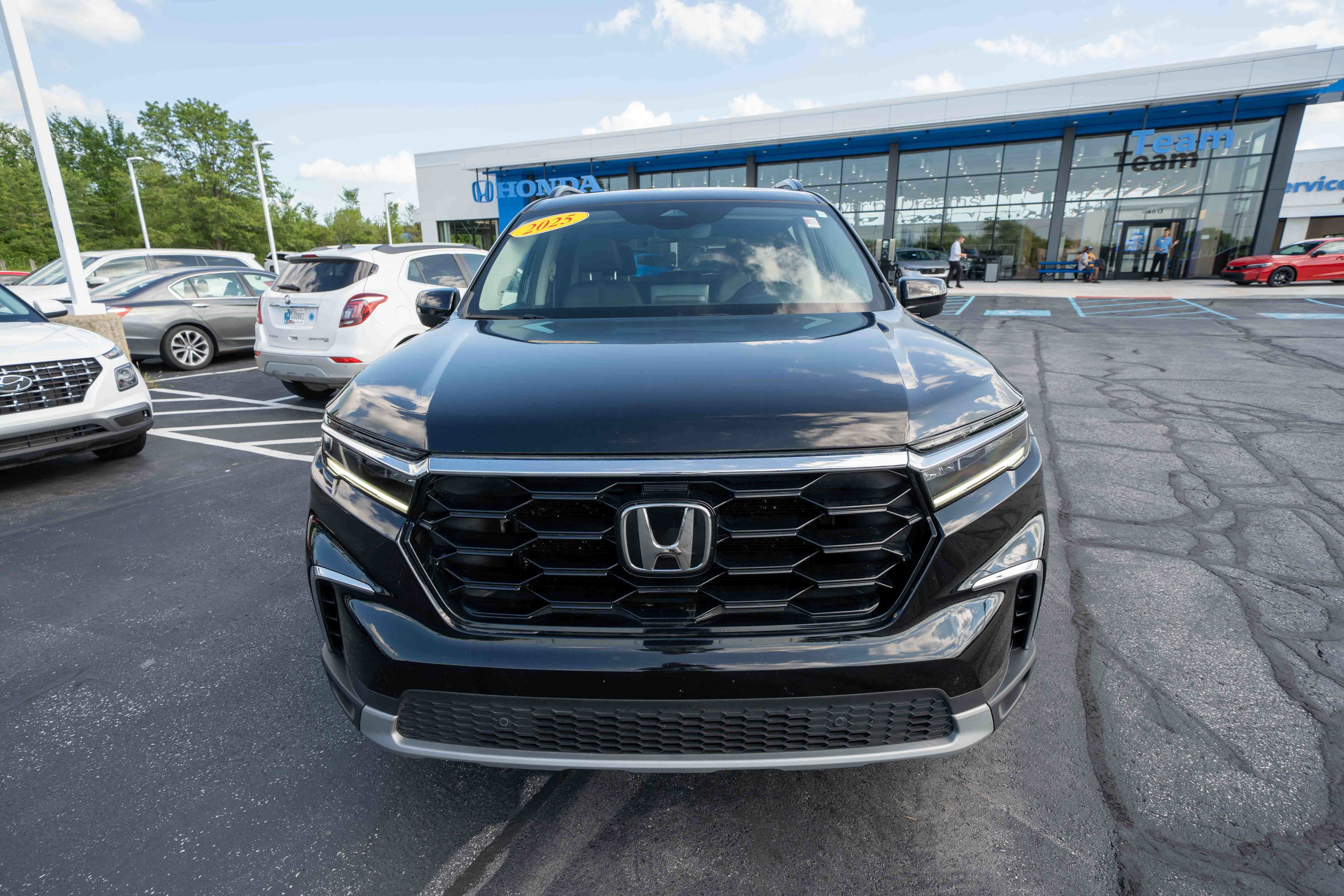 Used 2025 Honda Pilot Touring image 2