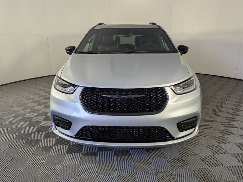 New 2026 Chrysler Pacifica Limited w/ Uconnect Theater Family Group image 3