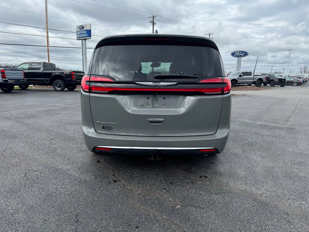 Used 2022 Chrysler Pacifica Touring-L image 4
