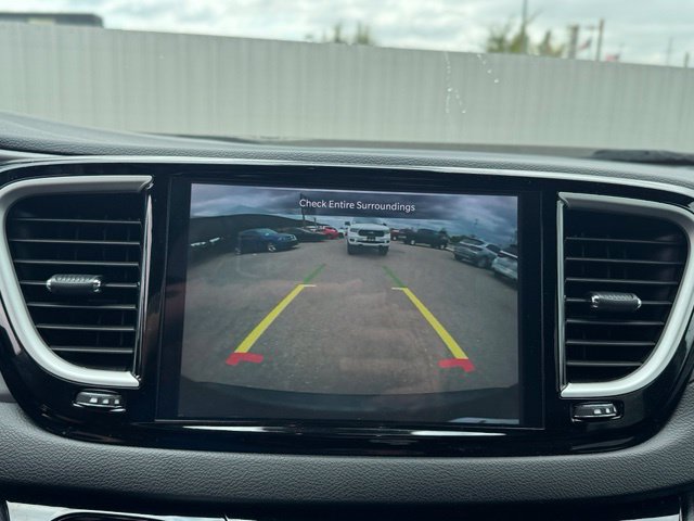 Used 2025 Chrysler Pacifica Select FWD image 17