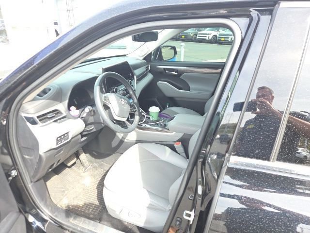 Used 2023 Toyota Highlander Platinum image 10