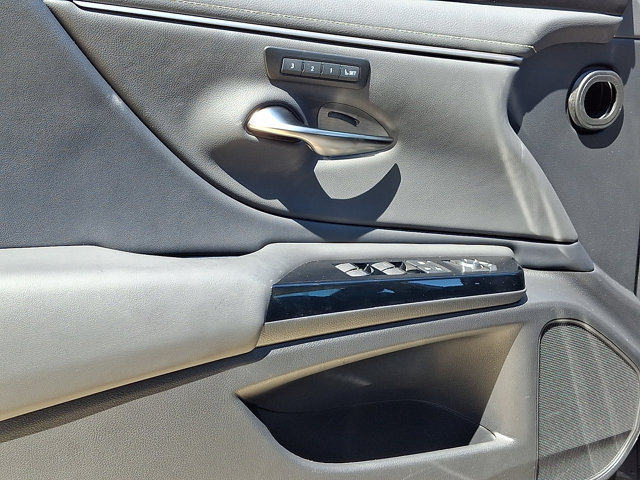 Used 2025 Lexus ES 300h w/ Luxury Package FWD image 13