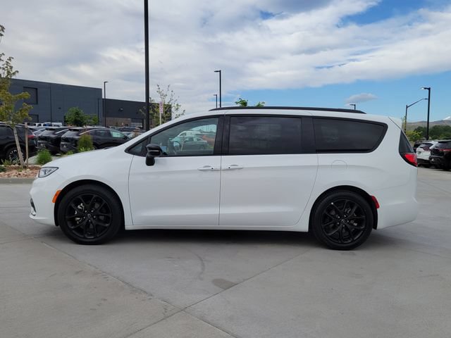 Used 2025 Chrysler Pacifica Limited FWD image 2