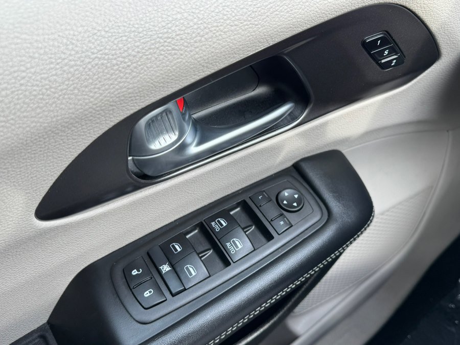 Used 2024 Chrysler Pacifica Touring-L image 7